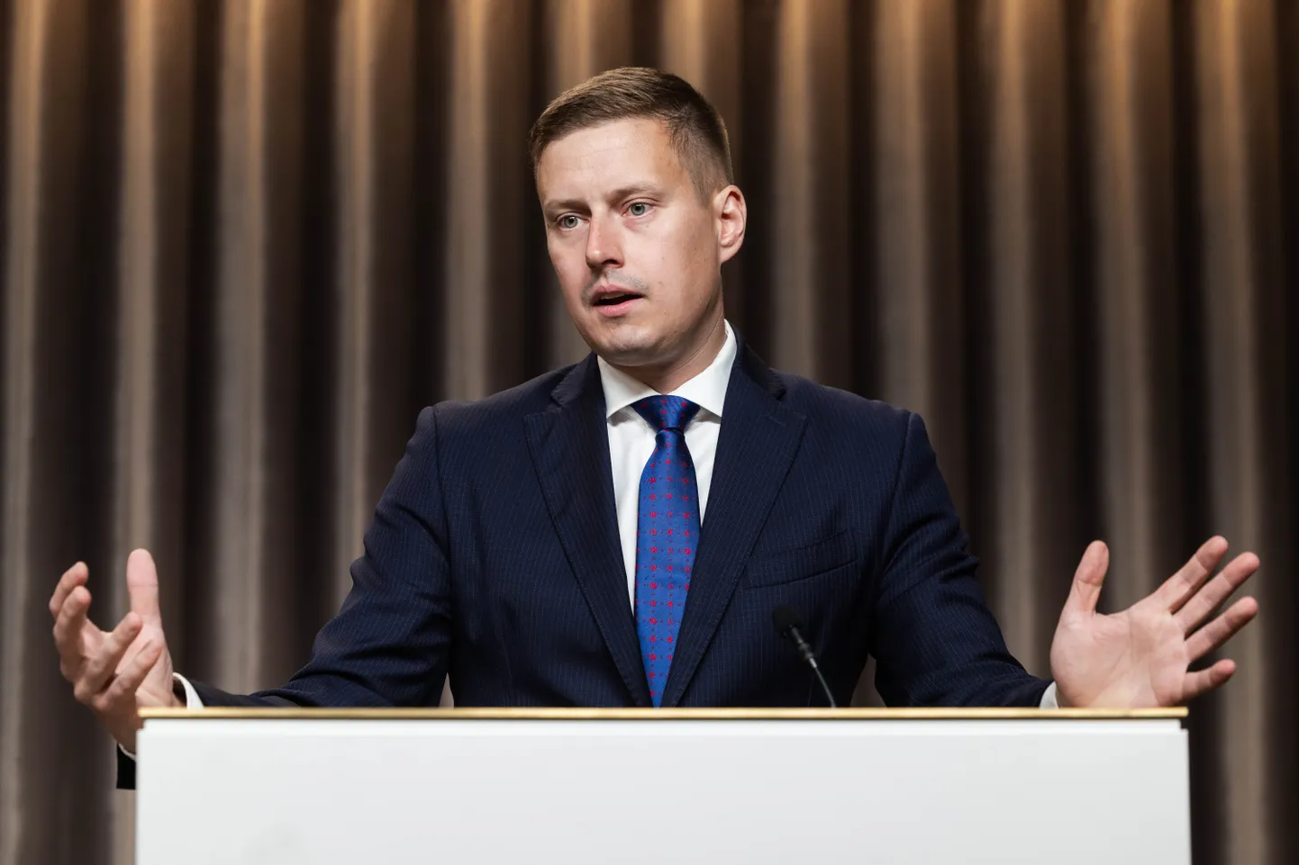 Erkki Keldo valitsuse pressikonverentsil.