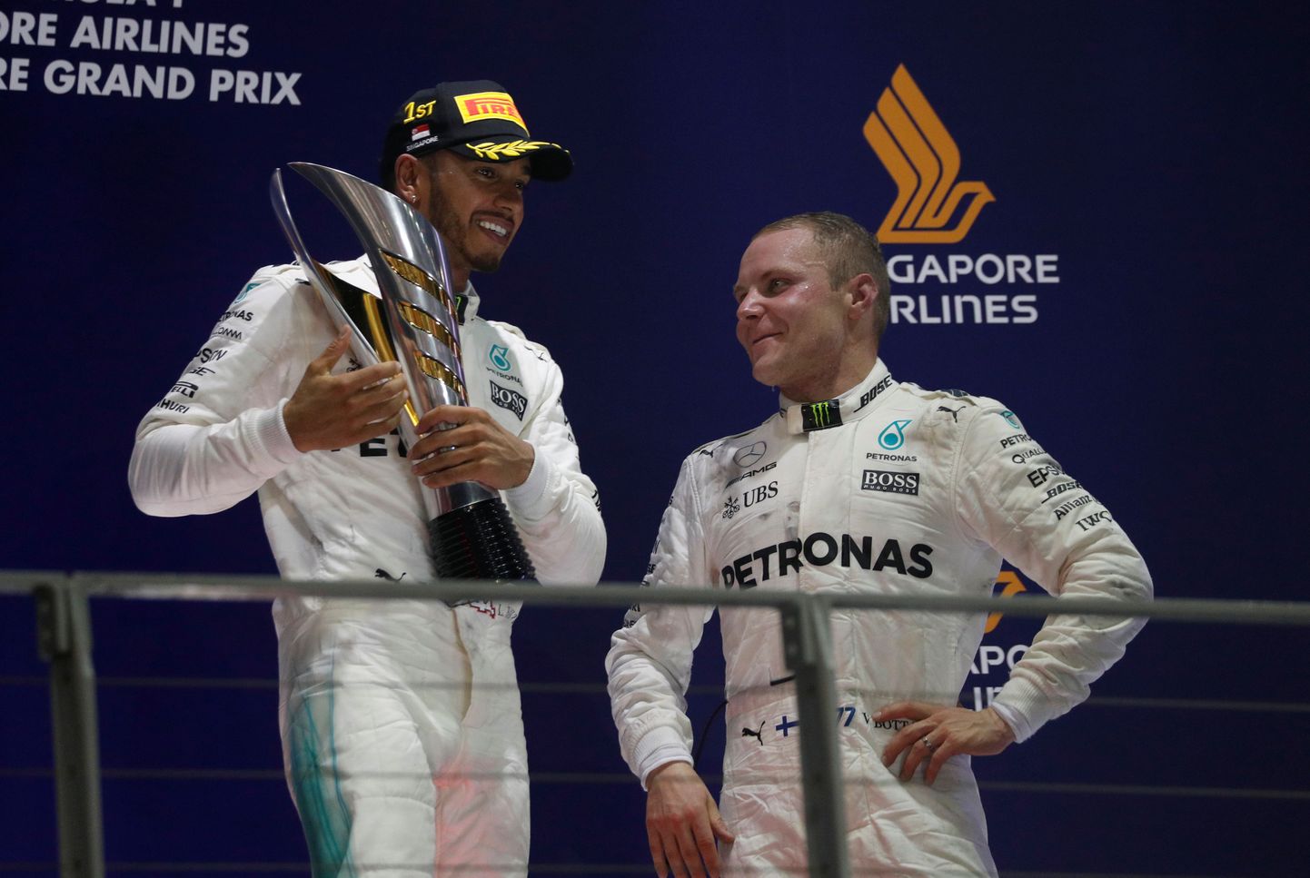 Lewis Hamilton ja Valtteri Bottas Singapuri GP poodiumil.