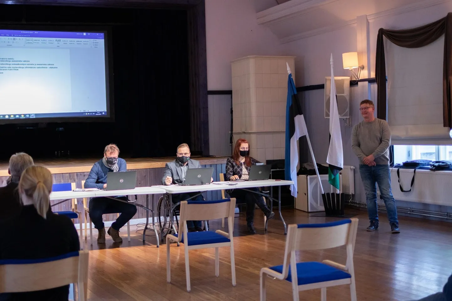 Risto Murumägi (seisab) volikogule oma mõtteid tutvustamas.