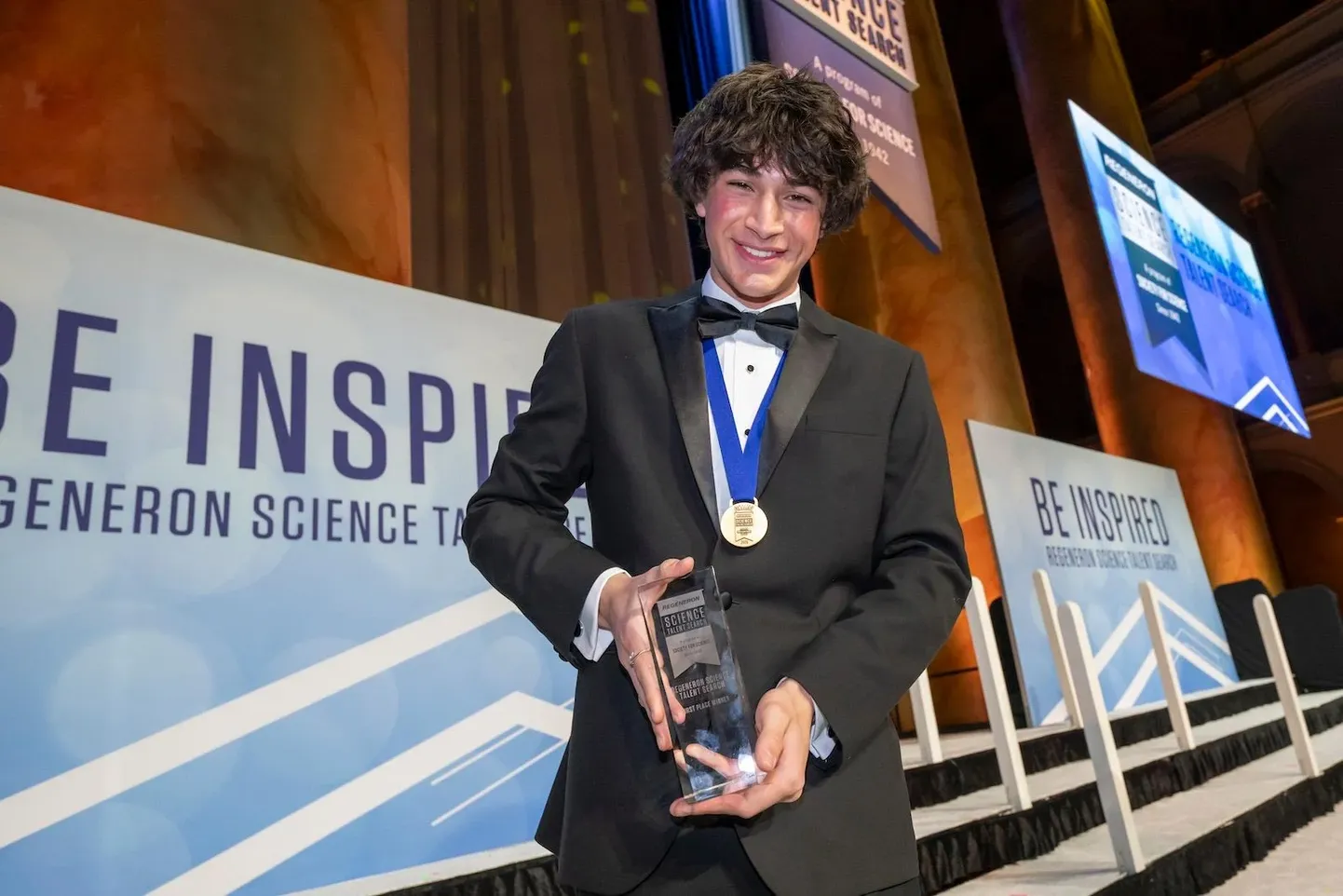 Keskkooliõpilane Matteo Paz avastas tehisintellekti abil 1,5 miljonit uut kosmoseobjekti ja võitis töö eest Regeneron Science Talent Searchi teaduspreemia.