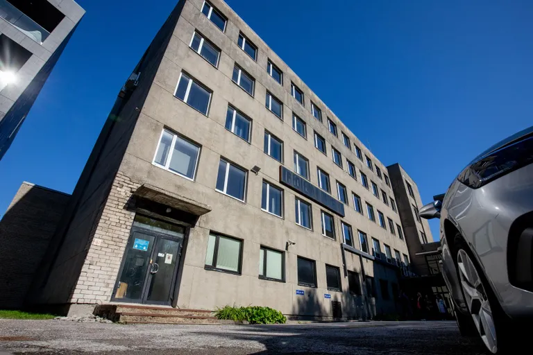 Aasta lõpuks peab vana politseimaja asemel olema puhas plats.