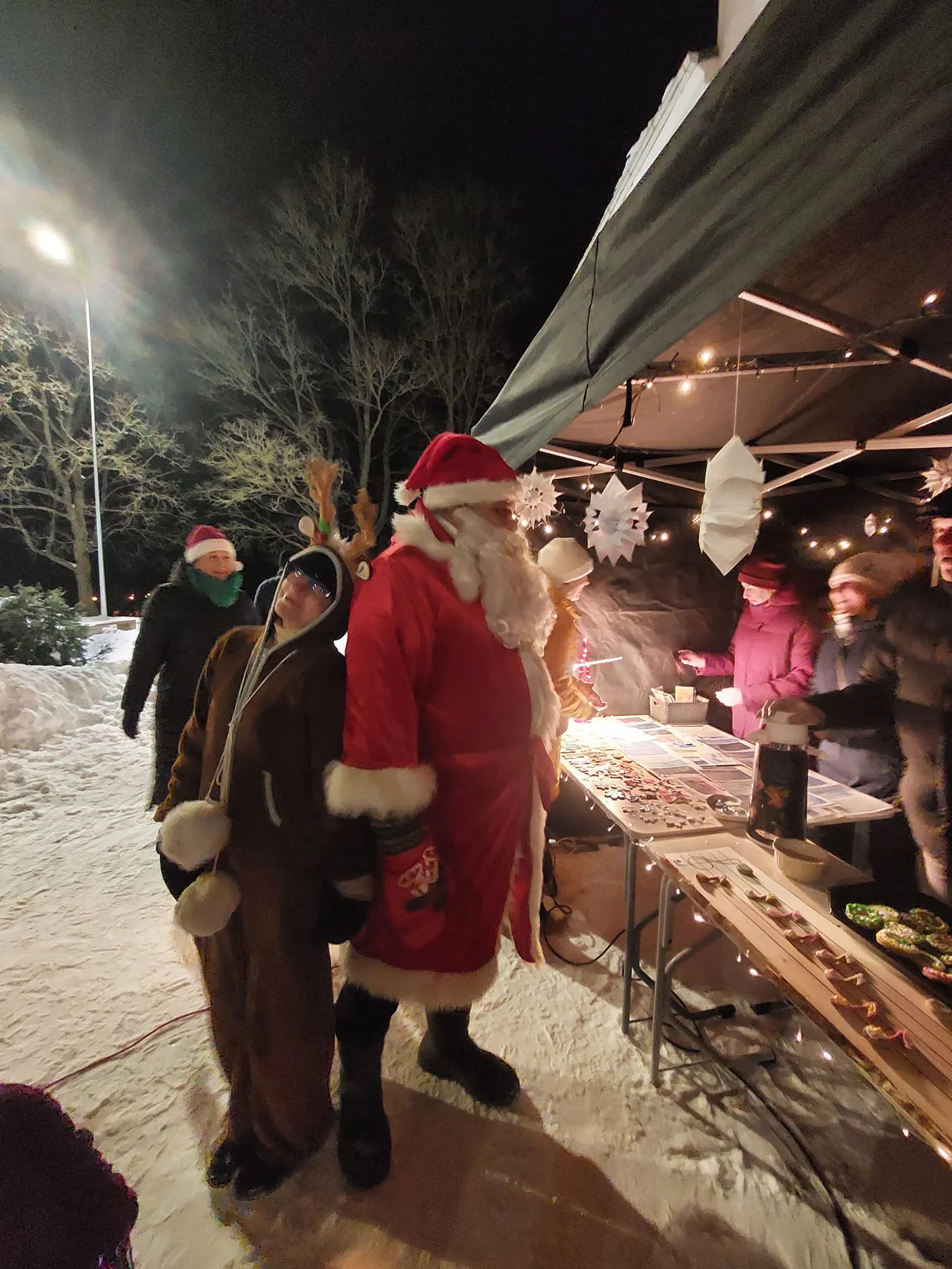 На рождественскую ярмарку заглянули также Дед Мороз и северный олень.