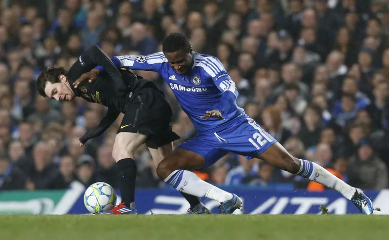 John Obi Mikel (paremal) ja Lionel Messi.
