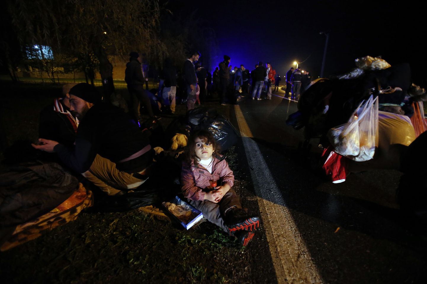 Sadakond migranti, kelle hulgas on ka palju lapsi, veetis eilse öö Bosnia ja Horvaatia piiril Izačići piiripunkti lähedal oodates pääsu Euroopa Liitu.