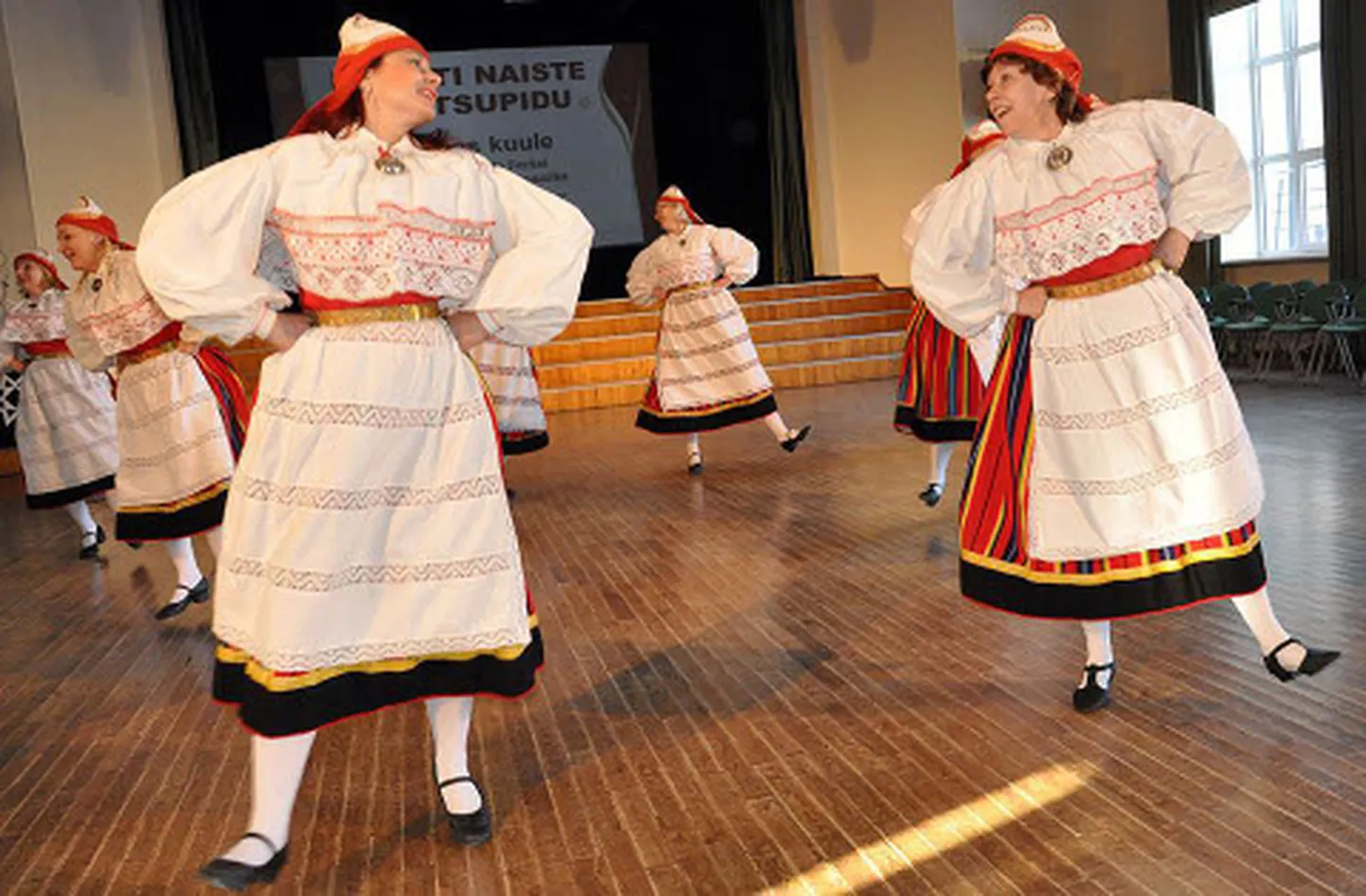 Jõhvi naisrühm Gevi (pildil) ja Tammiku naisrühm tantsivad II Eesti naiste tantsupeol N1 rühmaliigis, kuuludes Eesti naisrahvatantsurühmade tippude hulka.