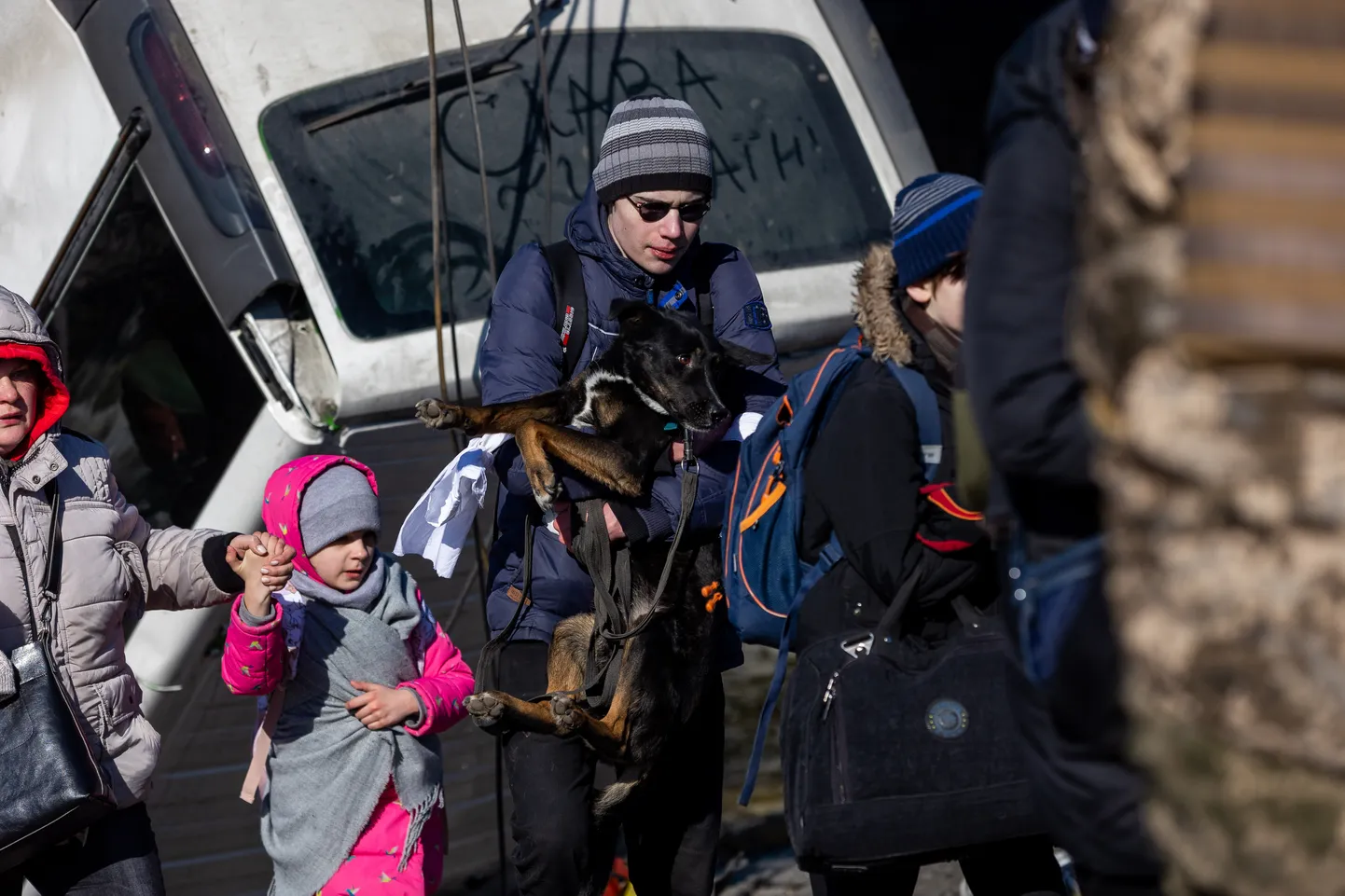 10.03.2022, Irpin, Ukraina (Kyiv, Ukraine)
Kiievi läänepoolsest eeslinnast Irpinist jätkub juba nädal aega inimeste evakueerimine üle puruks pommitatud silla. Irpinis ise käivad linnalahingud.