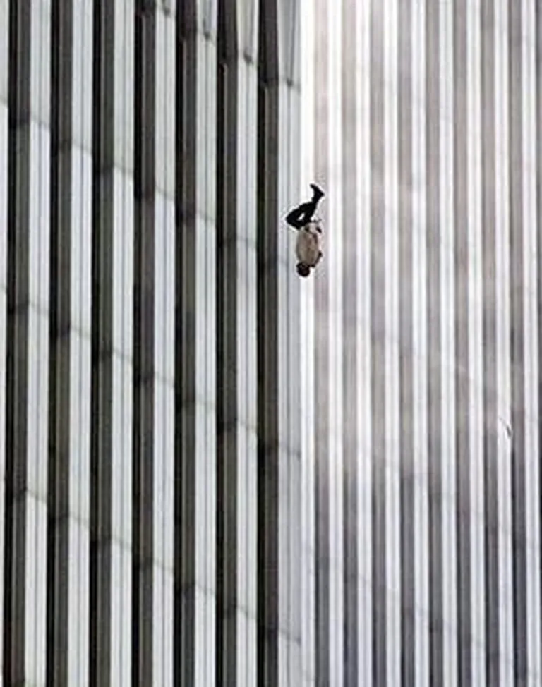 Associated Pressi fotograafi Richard Drew ikooniline foto «The Falling Man», pea ees hüppajaks osutus restoranitöötaja Jonathan Eric Briley