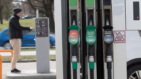 GRAAFIKUD ⟩ Balti ülevaade: nafta hind langeb, aga kuidas muutusid kütusehinnad tanklates