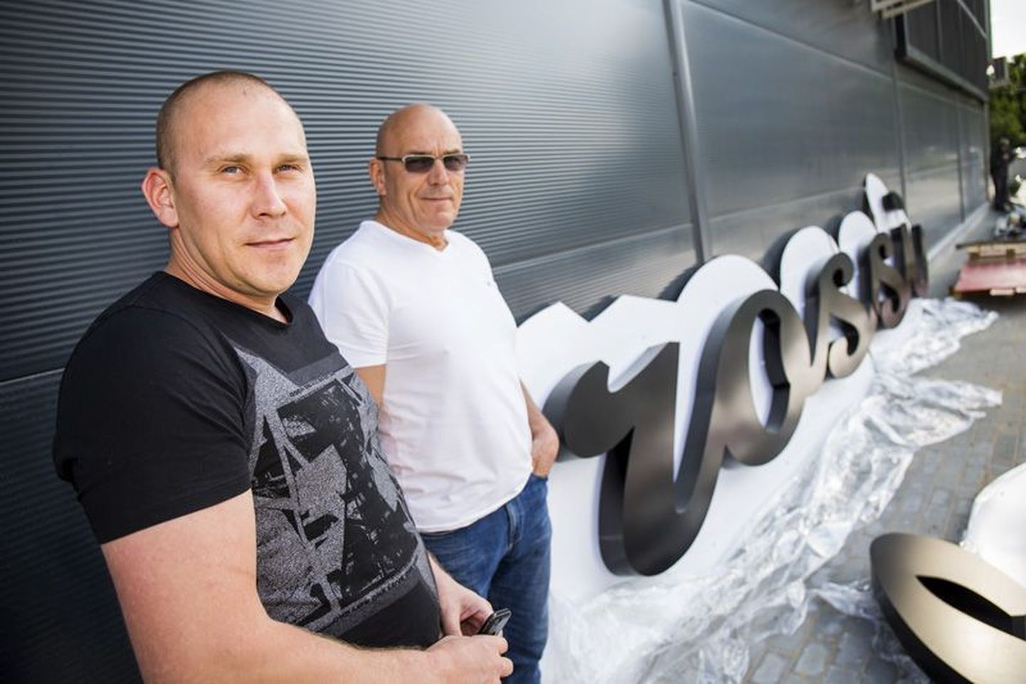 Laienemine: Georg Gross (vasakul) ja Oleg Gross peagi avatavas Grossi Toidukaupade poes Lasnamäel.