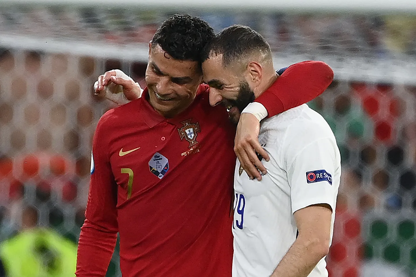 Cristiano Ronaldo (vasakul) ja Karim Benzema 2021. aastal EM-finaalturniiril koondisesärkides. Nüüd kuuluvad mõlemad Saudi Araabia meistriliigasse, esimene Al-Nassri ja teine Al-Ittihadi klubisse.