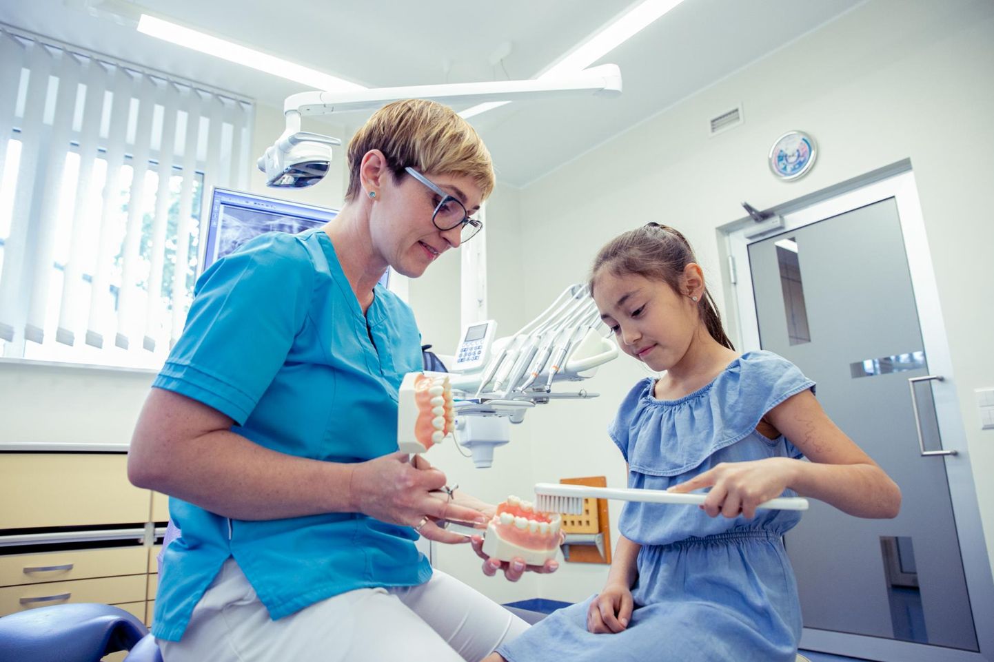 Unimedi kliiniku hambaarst Piret Jänes soovitab lastega hambaarsti juures käia regulaarselt, üldjuhul iga kuue kuu ­tagant.