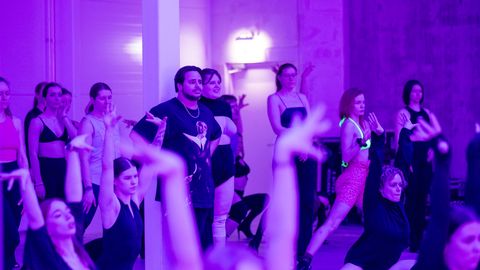 VIDEOINTERVJUU ⟩ Esimest korda Eestis tundi andnud koreograaf Yanis Marshall: ei ole nii, et tule, filmi, naera, see on ikka tantsutund
