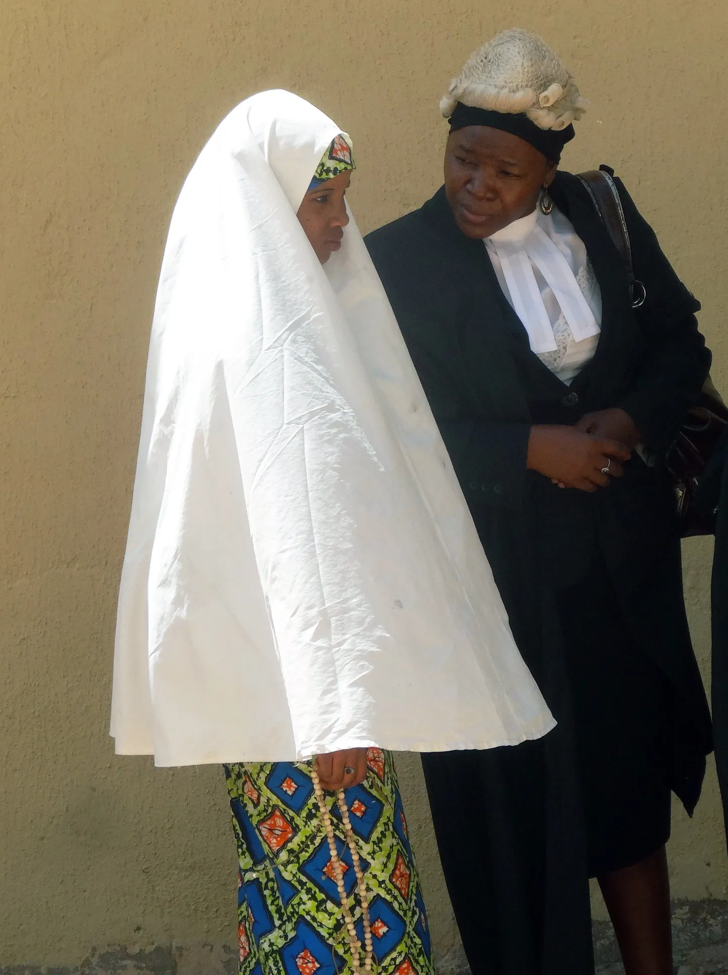 Wasila Tasiu koos advokaadiga