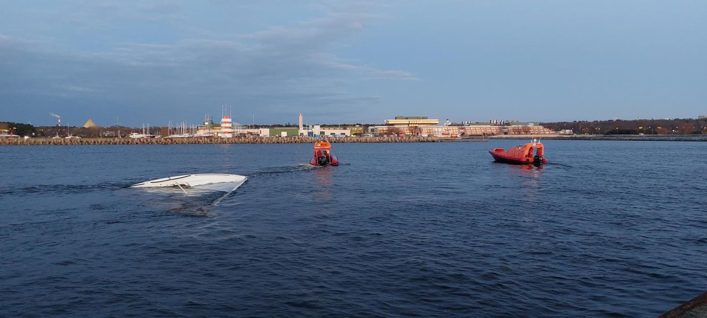 Revali merekooli kiirvalvepaadid pukseerisid ümber läinud õppepurjeka Piritale sadamasse.