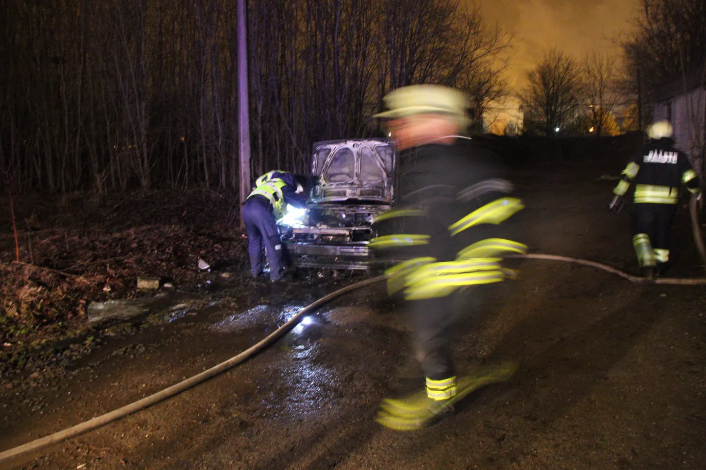 Põleva auto kustutamine. Foto on illustratiivne.