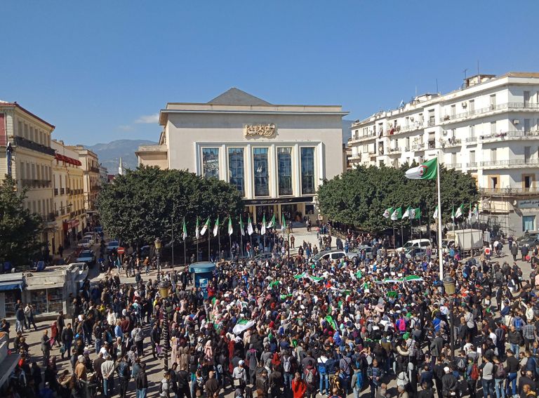 Meeleavaldajad täna Annaba linnas Alžeerias.