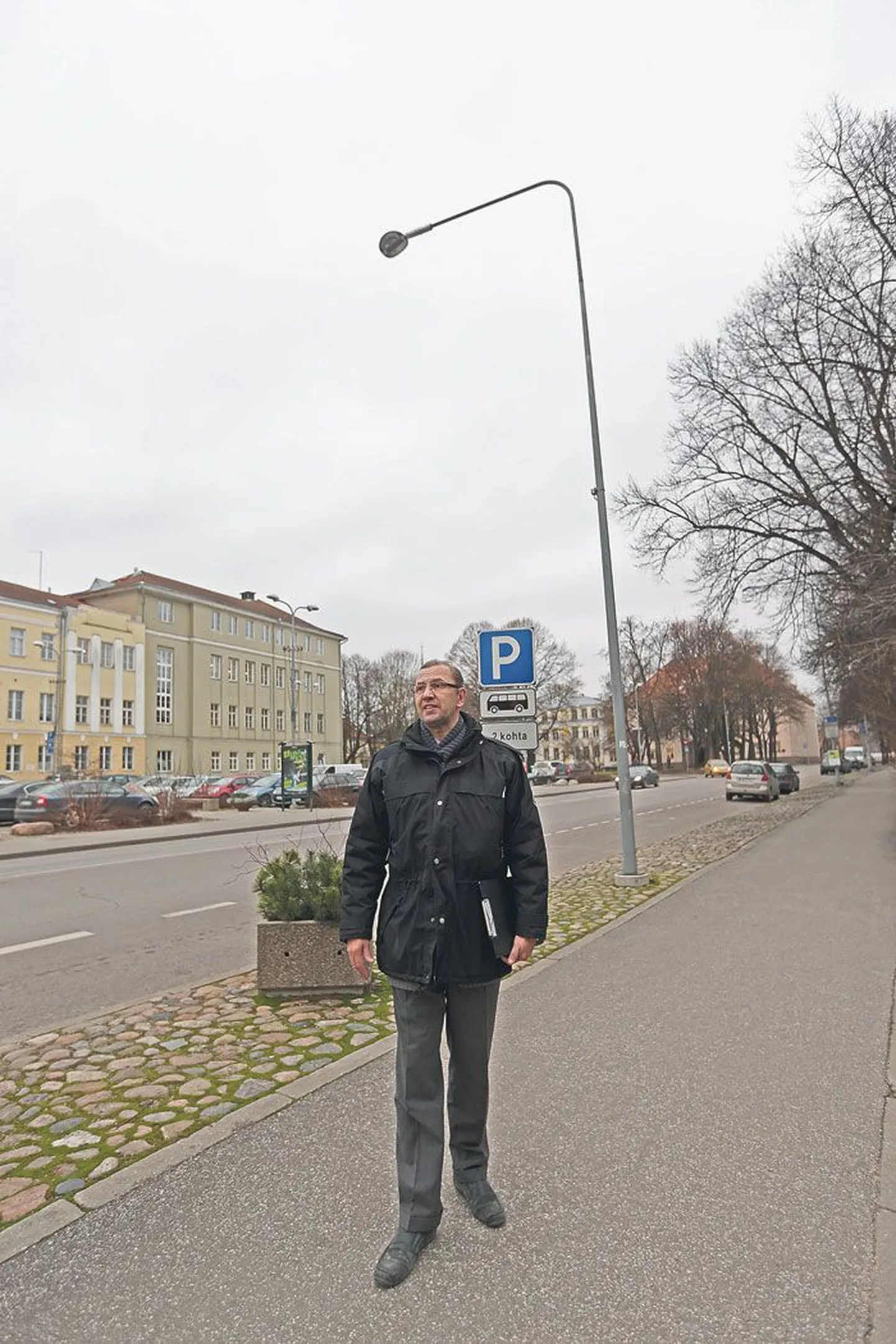 Tartu tänavavalgustuse peaspetsialist Sven Ilves näitab Vabaduse puiesteel eel­programmeeritavat LED-valgustit, millel saab reguleerida nii põlemisaega kui -intensiivsust.