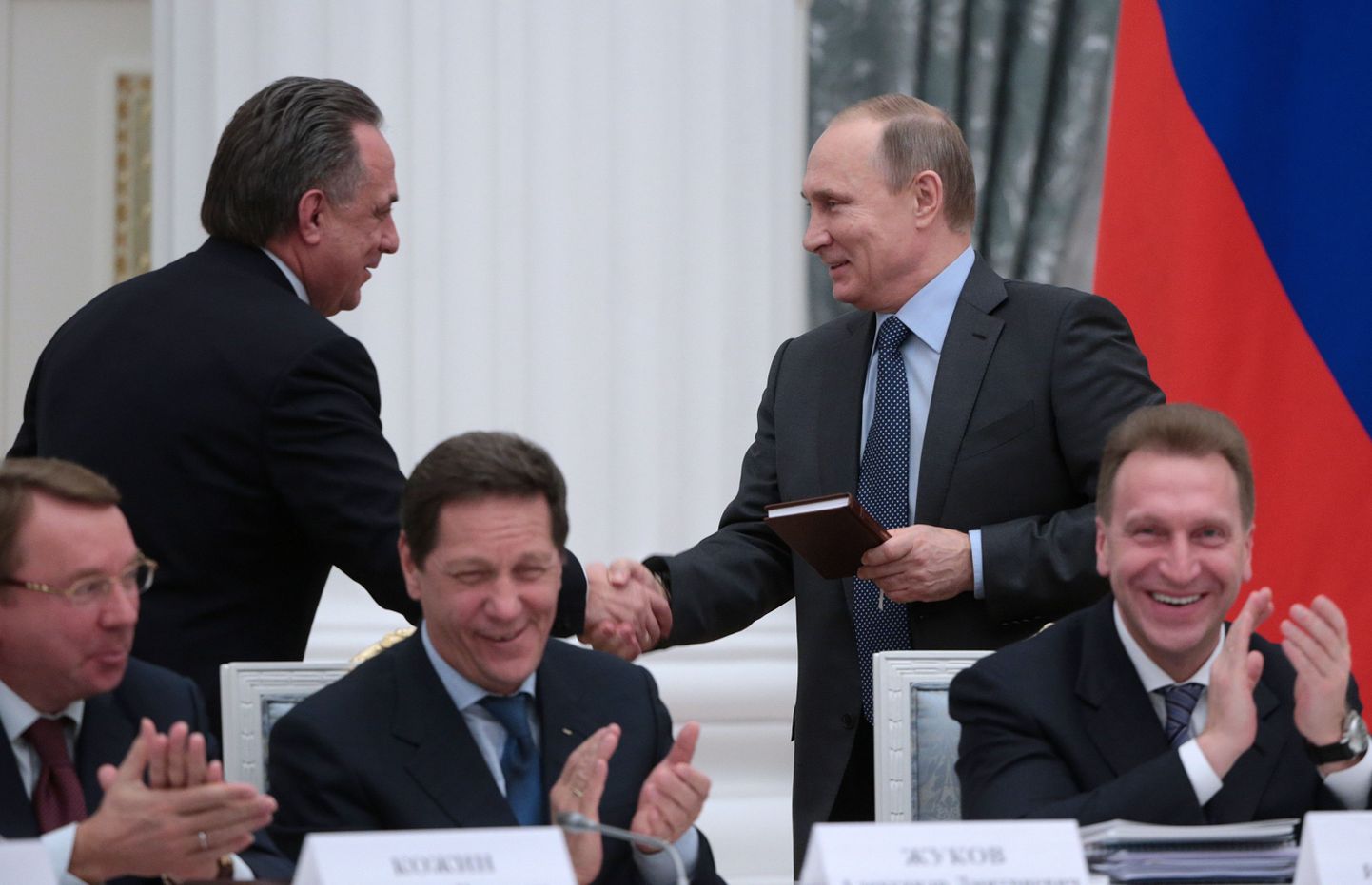Владимир Путин (справа) поздравляет Виталия Мутко с днем рождения.