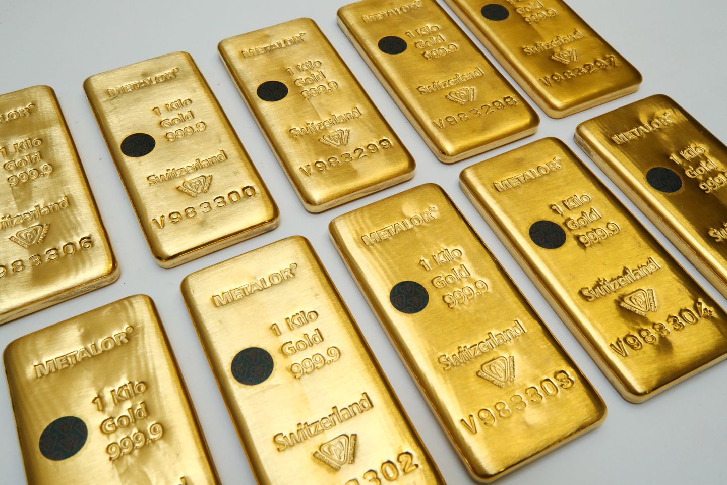 Šveitsi kullarafineerija Metalori tähistustega kullakangid.
