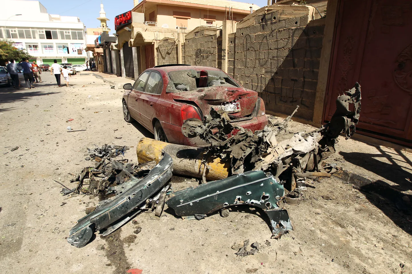 Autovrakk plahvatuspaigal Rootsi Benghazi (Liibüa) konsulaadi juures.