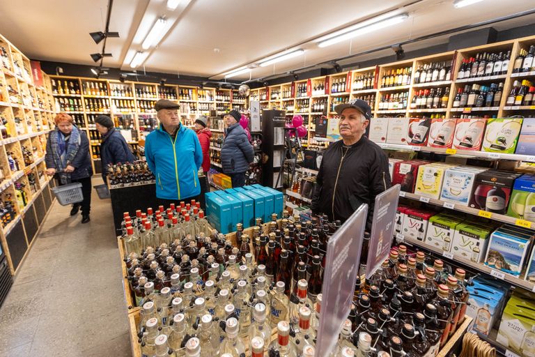Накануне Рождества глаза у покупателей винных магазинов разбегаются в буквальном смысле, Пярну, Эстония.