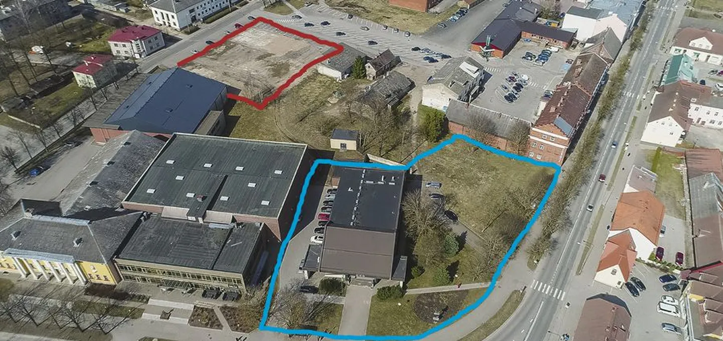 Tulevase veekeskuse asukoht liigub küll vaid sadakond meetrit, kuid see on piisavalt pikk maa, et projekteerimist nullist alustada. Punasega on märgitud ala, kuhu veekeskus pidi algselt tulema ning sinisega on pildil tähistatud piirkond Vaksali ja Tallinna tänava nurgal, kuhu seda nüüd on planeerima hakatud.
