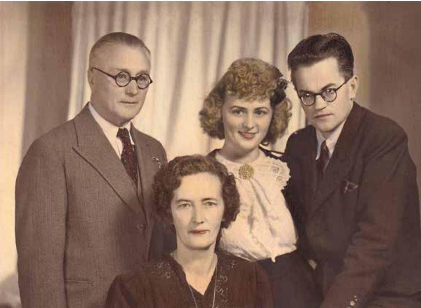 Silvia, tema abikaasa Ilmar ning vanemad Märt ja Meeta sõjapõgenike laagris Saksamaal.