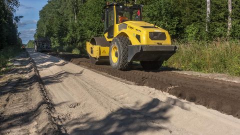 Põhja-Pärnumaal katsetatakse metsatee ehitamisel põlevkivituha sobivust