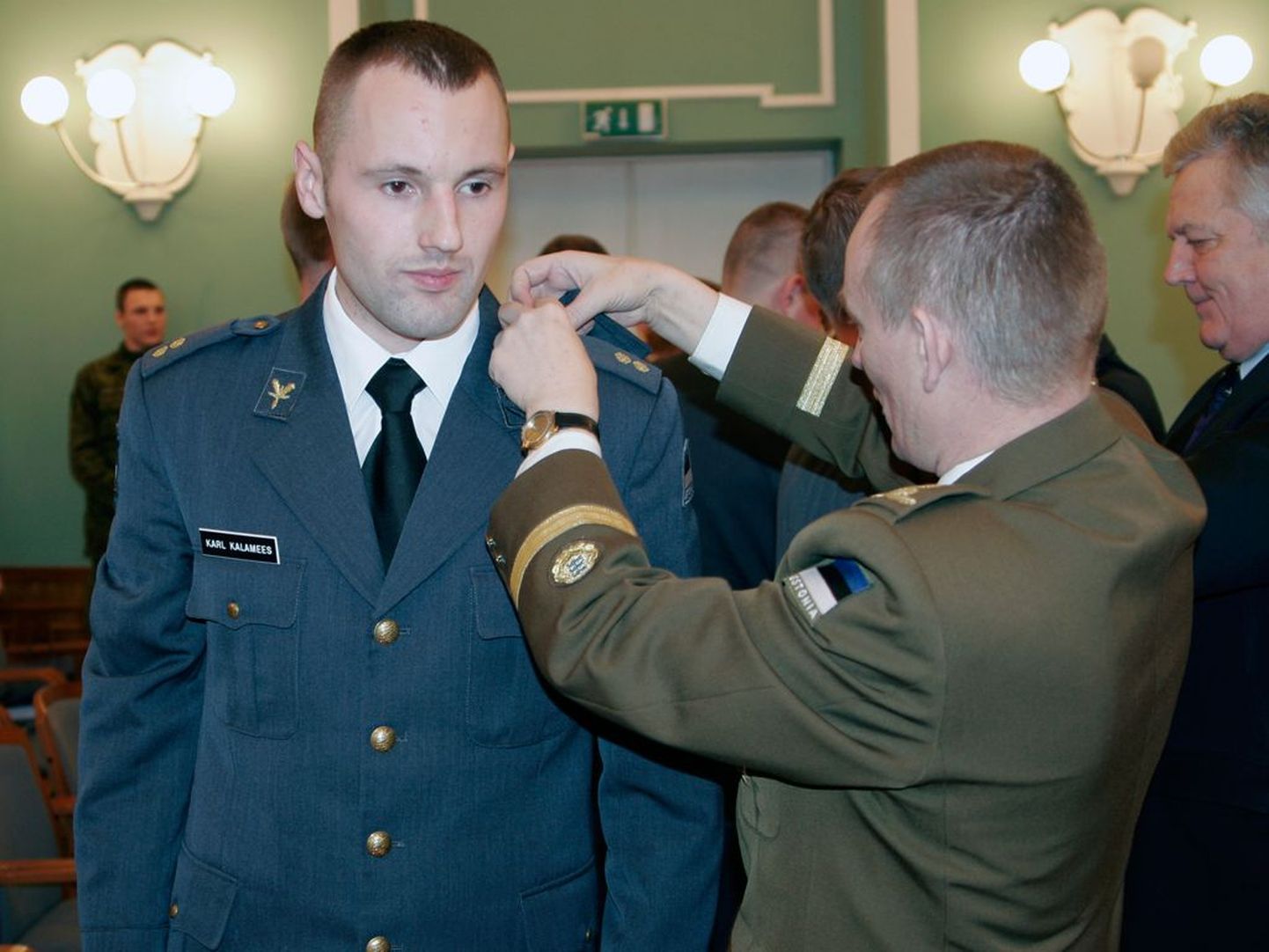 Õhuväe põhikursuse parima lõpetaja nooremleitnant Karl Kalamehe õlgadele kinnitas auastmetunnused KVÜÕA ülem kolonel Aarne Ermus.