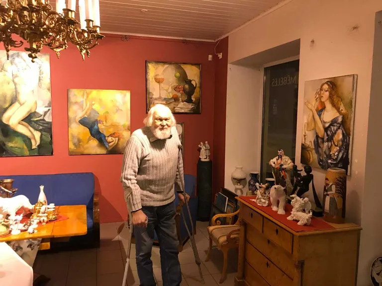 Kārlis Dobrājs izstādes atklāšanā galerijā "Antonija"