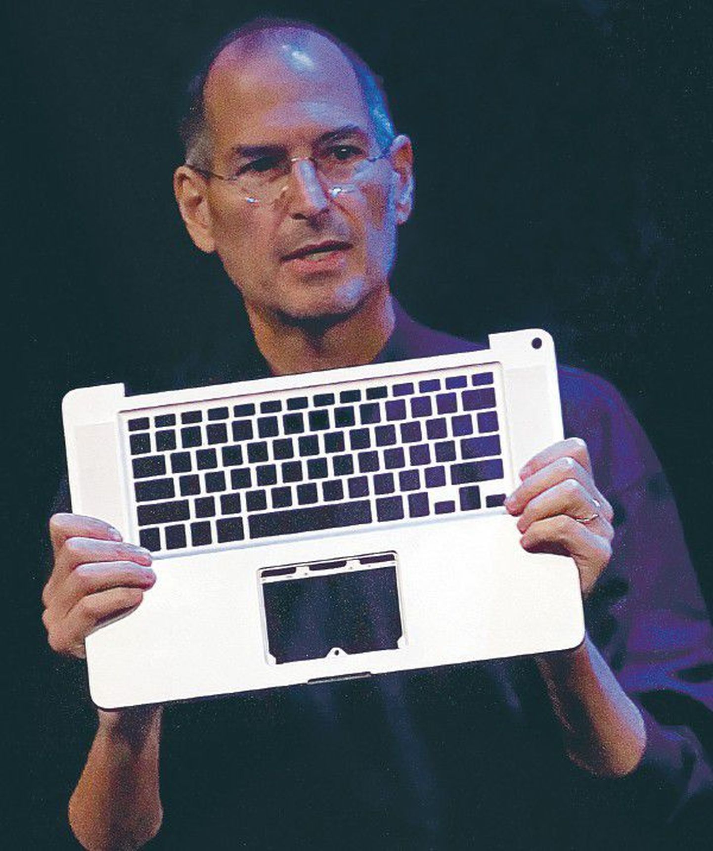 Arvutifirma Apple juht Steve Jobs sülearvutite MacBook ja MacBook Pro uute mudelite tutvustamisel.