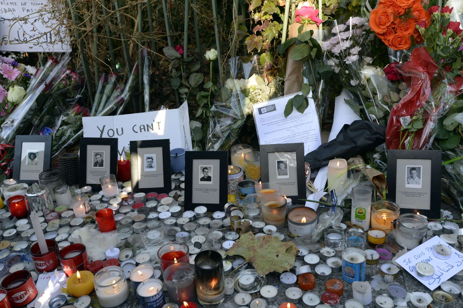 Pariisi terrorirünnaku ohvrite mälestuseks asetatud küünlad Bataclani kontserdimaja juures kaks päeva pärast veretööd 2015. aasta novembris.