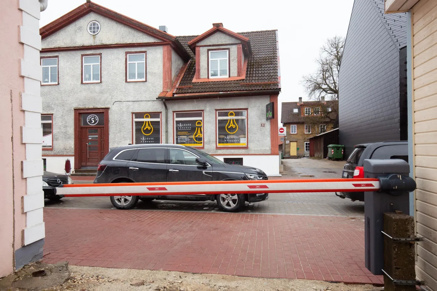 Viljandi vanalinnas jäid autod vales kohas parkiva Renault&#39; pärast lõksu.