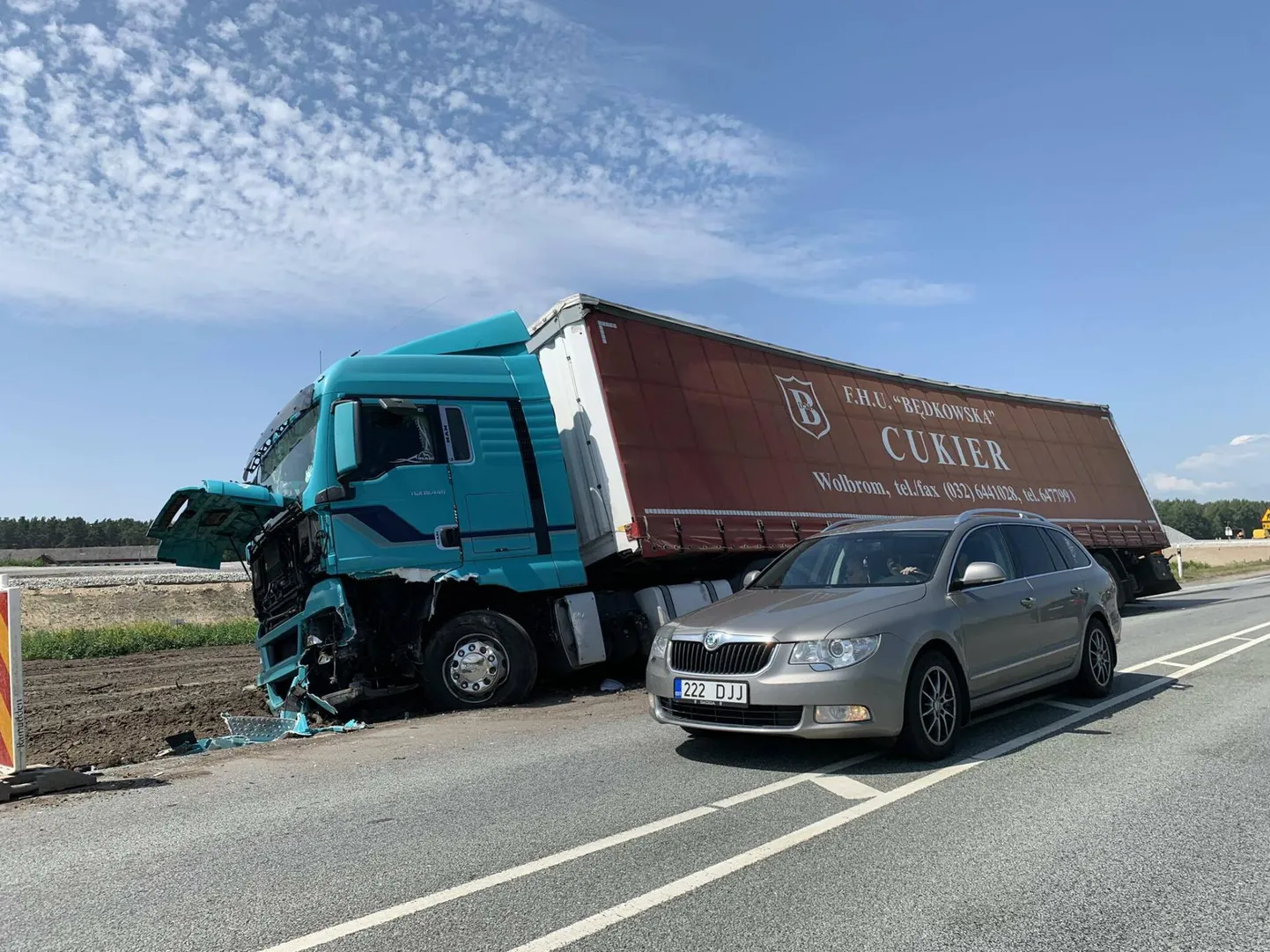 Veoki ja sõiduauto kokkupõrkes keegi viga ei saanud.