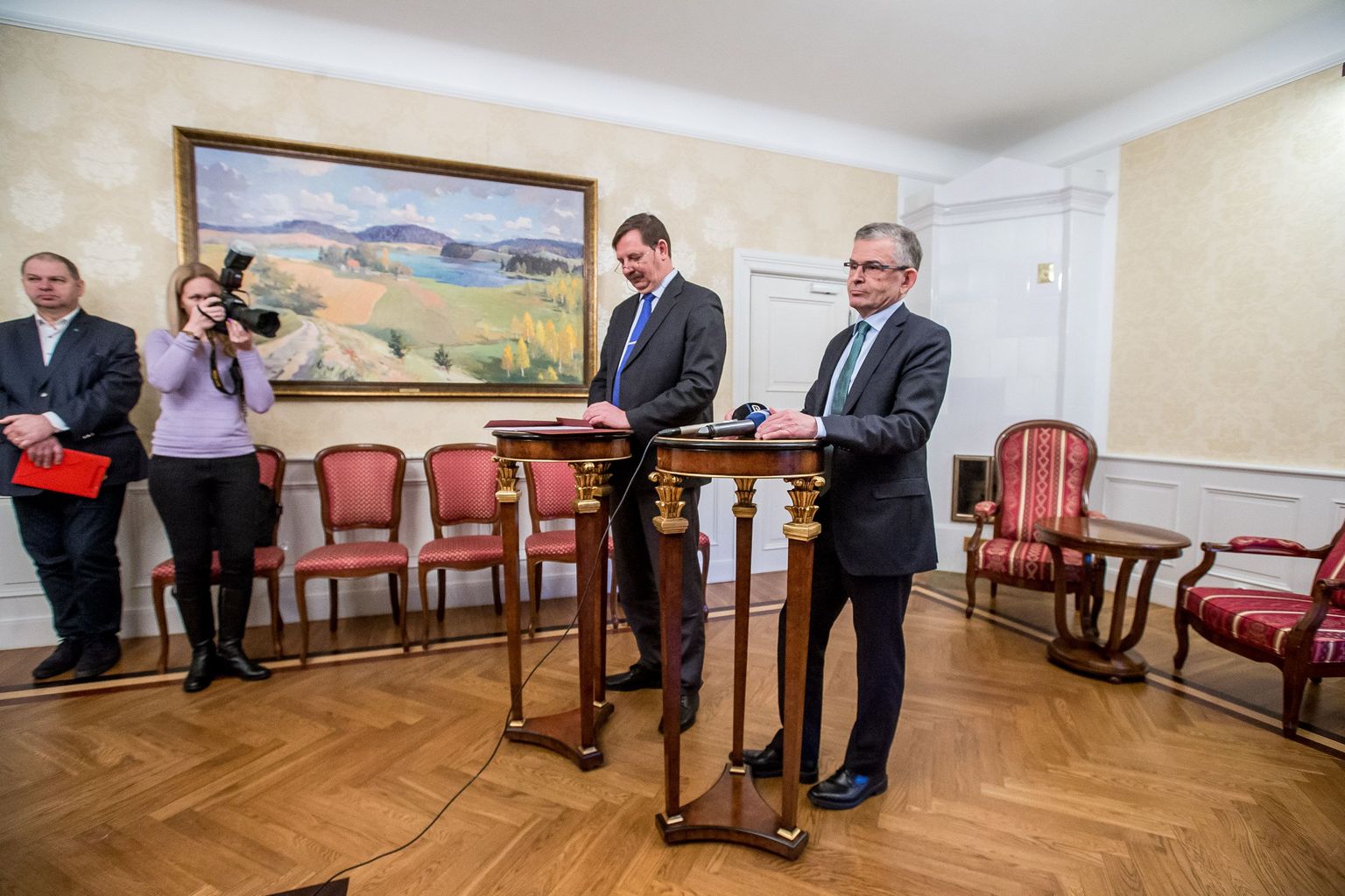 Tallinnas kohtunud linnajuhid Taavi Aas (vasakult) ja Jussi Pajunen pealinnade vahelise koostöö hetkeseisu ja arenguvõimalusi.