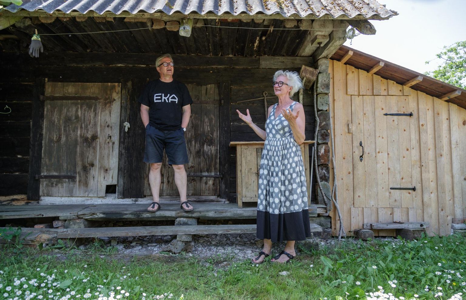 Eesti Kunstiakadeemia rektor Mart Kalm ja kunstnik Anu Kalm oma vana aida ees.