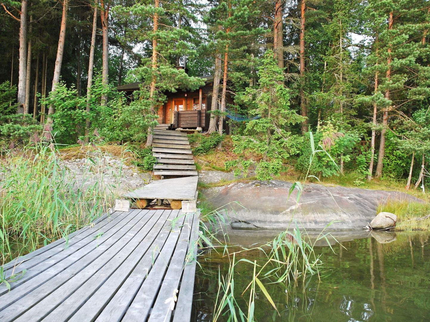 Puhkemaja Soomes järve kaldal.
