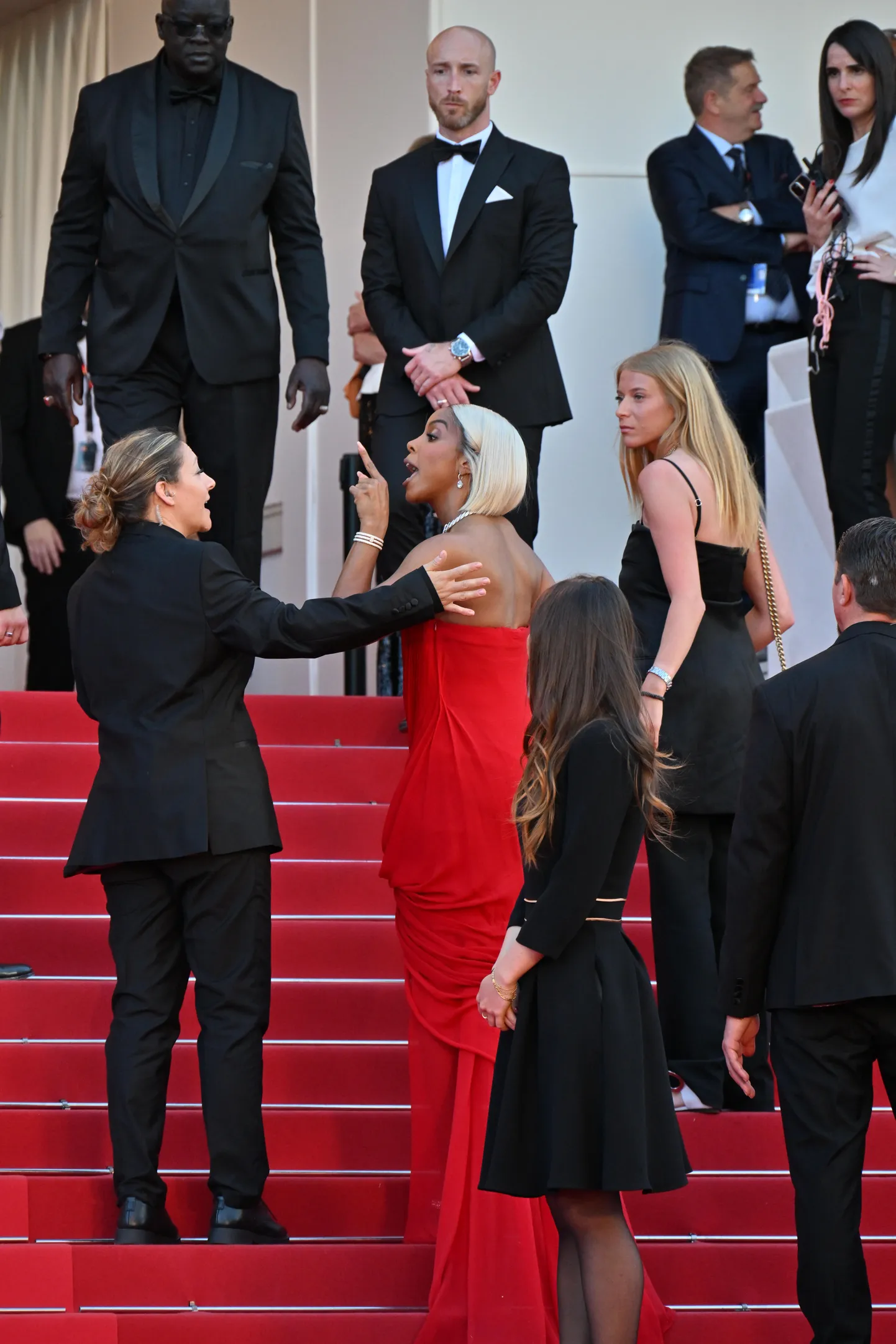 Näitleja Kelly Rowland sattus samuti Cannes'i punasel vaibal turvatöötajaga konflikti.