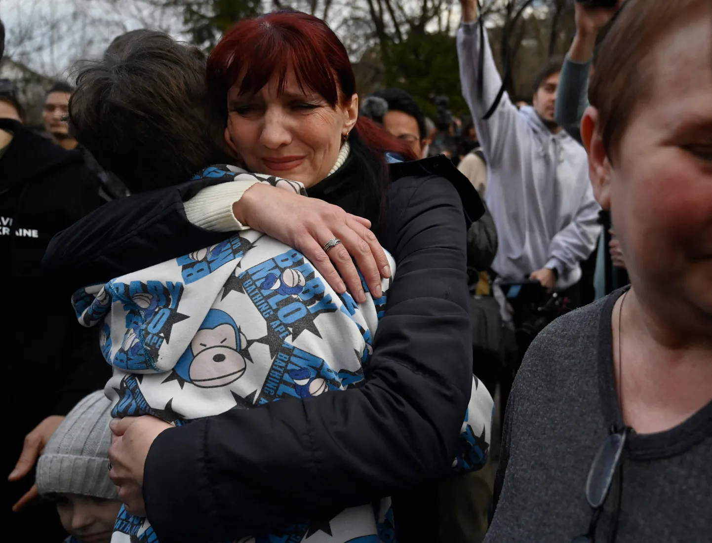 Ukrainasse tagasi pääsenud laps Kiievis koos emaga möödunud aasta märtsis.