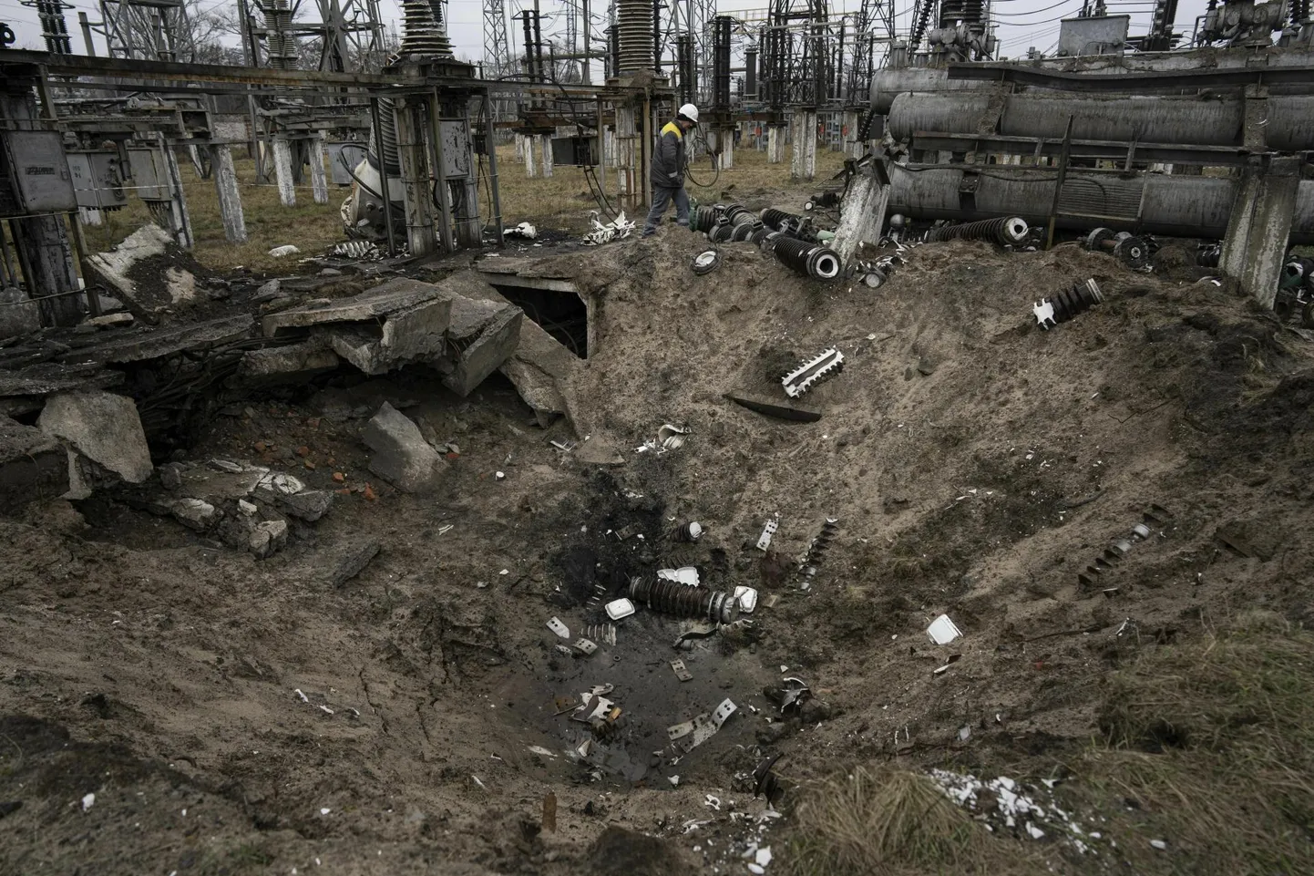 Tööline jaanuaris kraatri juures, mille tekitas ühes Kesk-Ukraina elektrijaamas Vene raketirünnak.