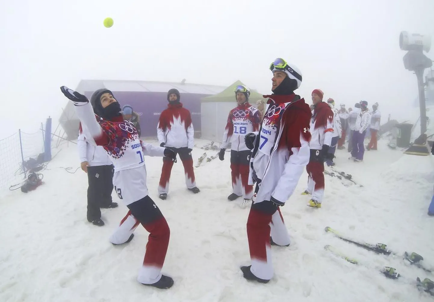 Kanada lumelauakrossi tiimi liikmed udusel mäetipul kohtunike otsust ootamas. Lõpuks lükati võistlus edasi.