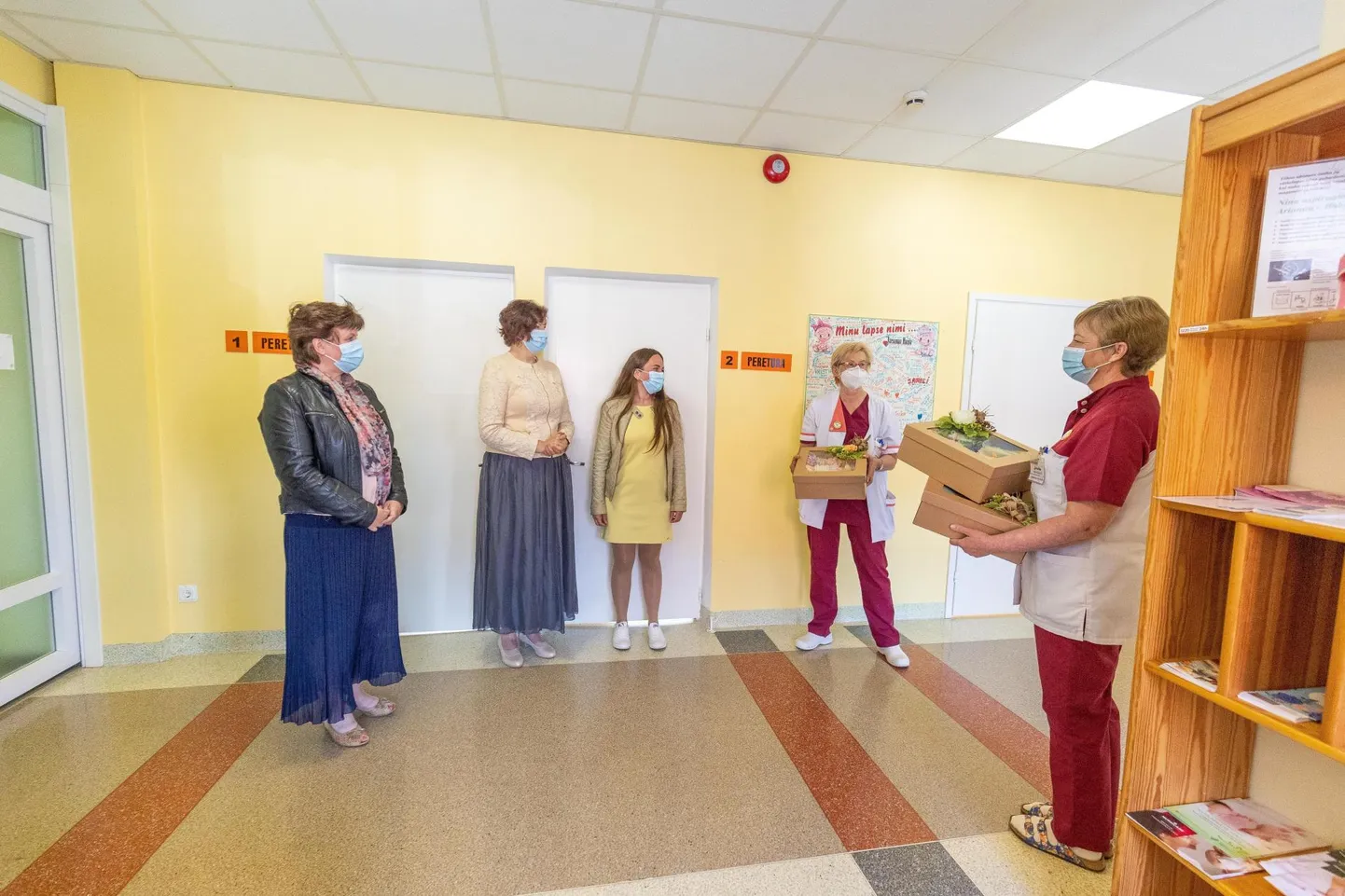 Lastekaitsepäeval astusid KENA liikmed Pille Reinsalu (vasakult), Anneli Tumanski ja Getter Klaas Järvamaa haigla sünnitusosakonda, kaasas kast kootud titepapudega ning ulatasid need osakonna juhatajale Marju Rajale ja ämmaemandusjuhile Aiki Mäekivile.