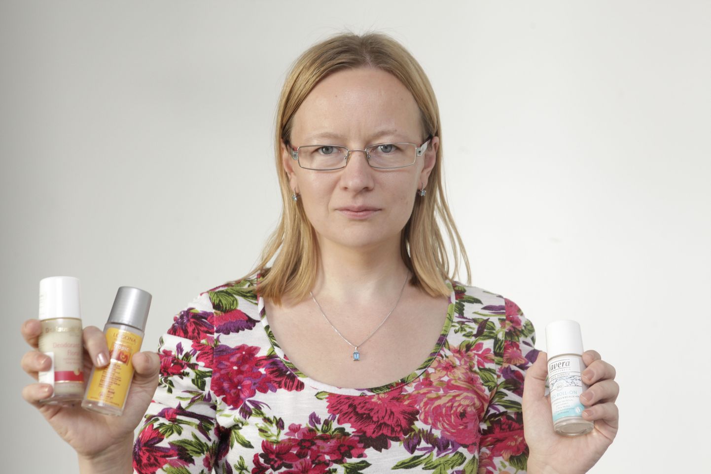 Esme Kassak näitab Naine24.ee testis kõige populaarsemaks osutunud looduslikke rulldeodorante.