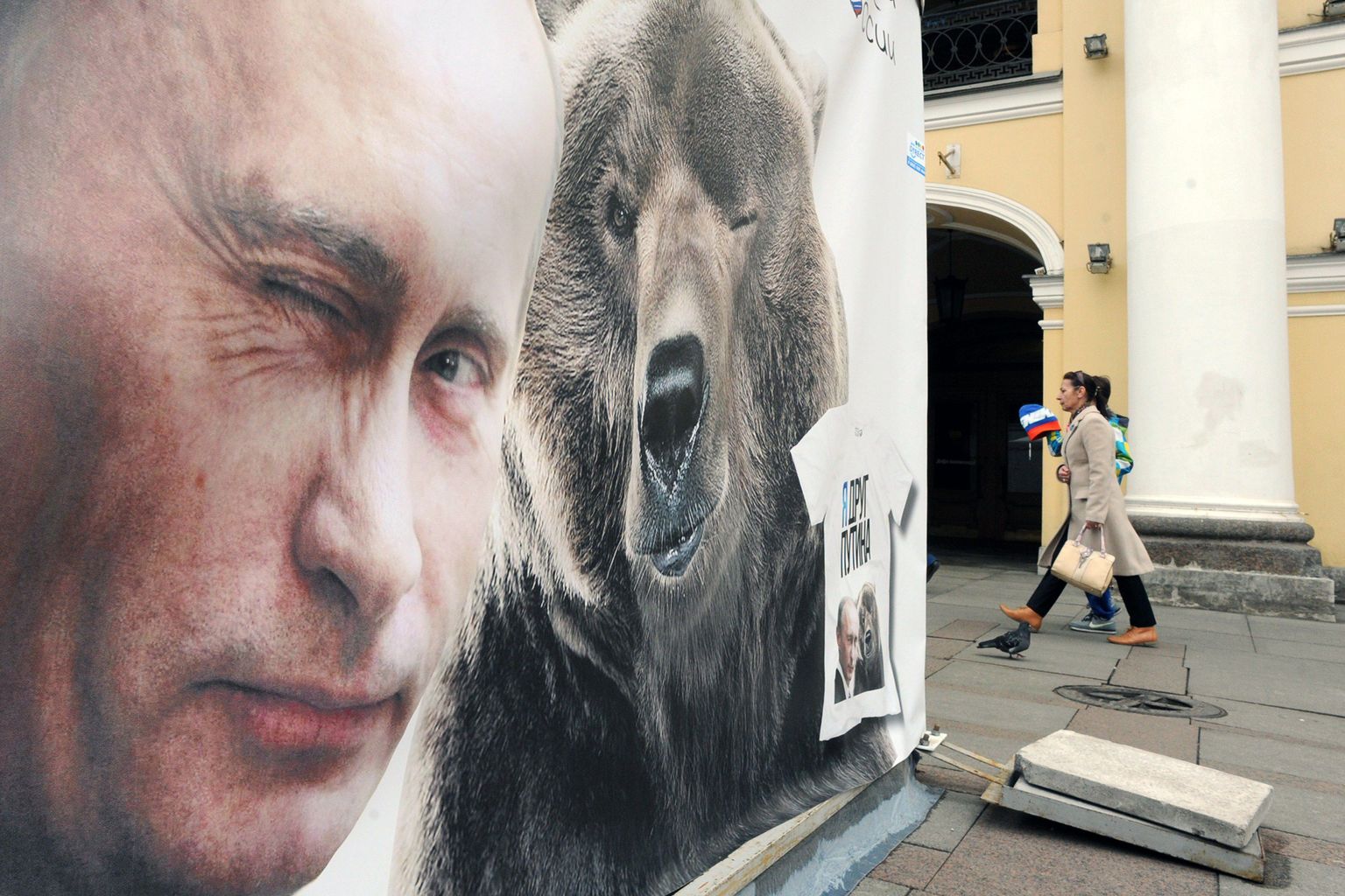 Plakat Putini ja karuga, taustal Vene rahvuslased, Peterburis 2. mail, 2015.