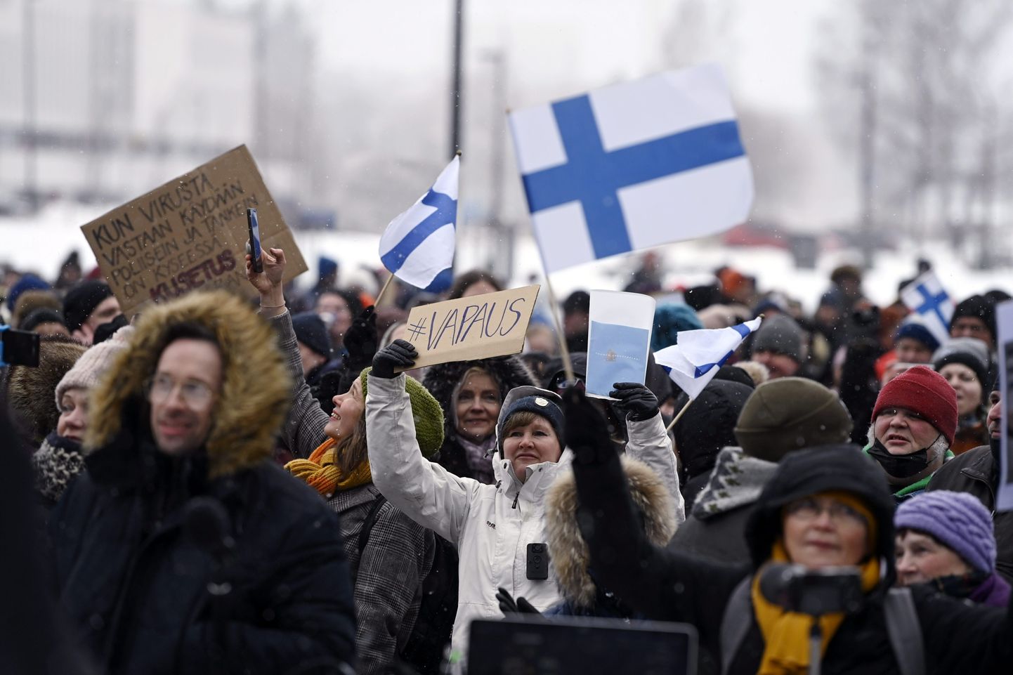Противники ограничений на улицах Хельсинки.
