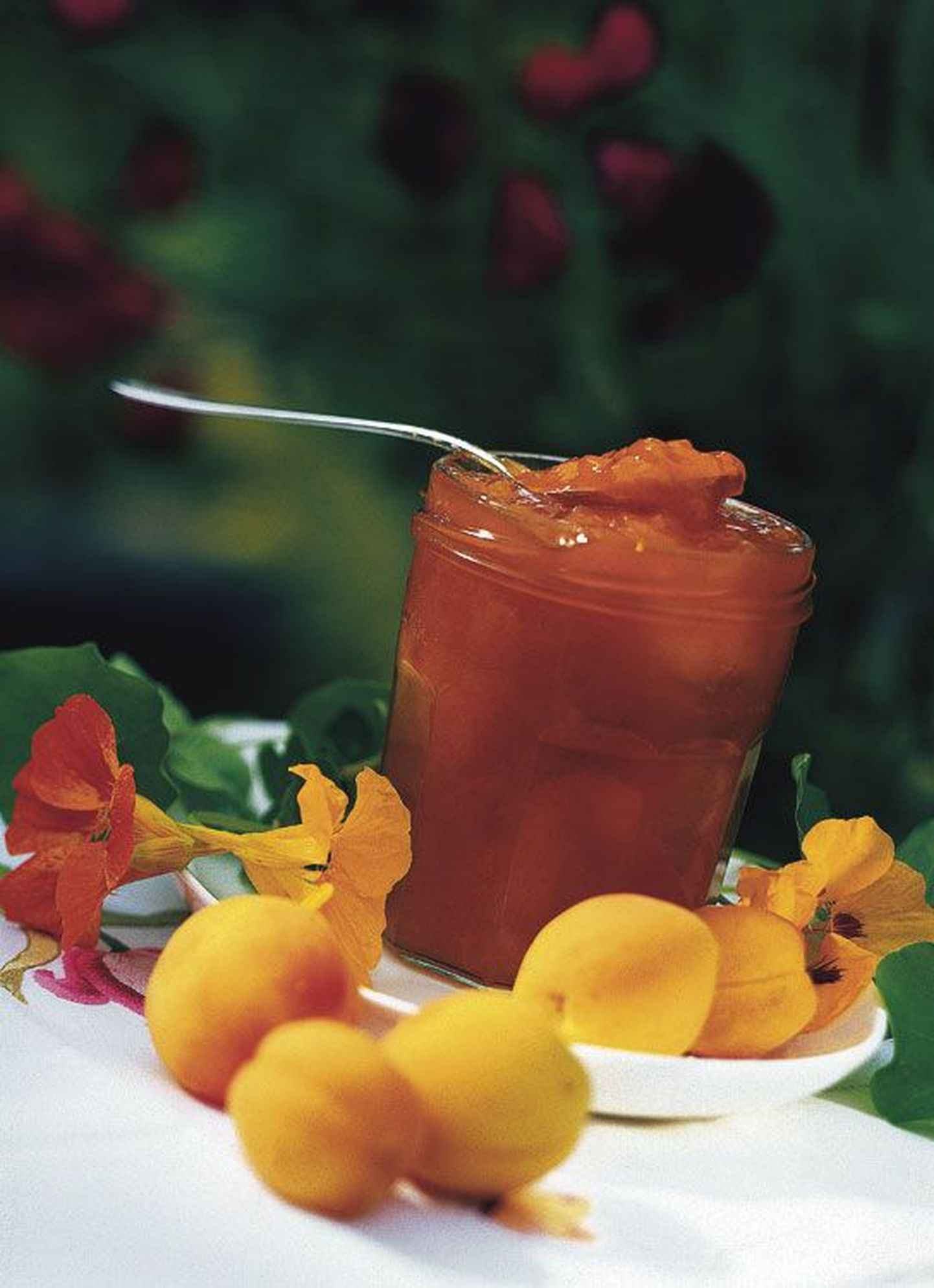Amaretto liköör lisab aprikoosikeedisele mandlimaitset, sidrun pikantsust.