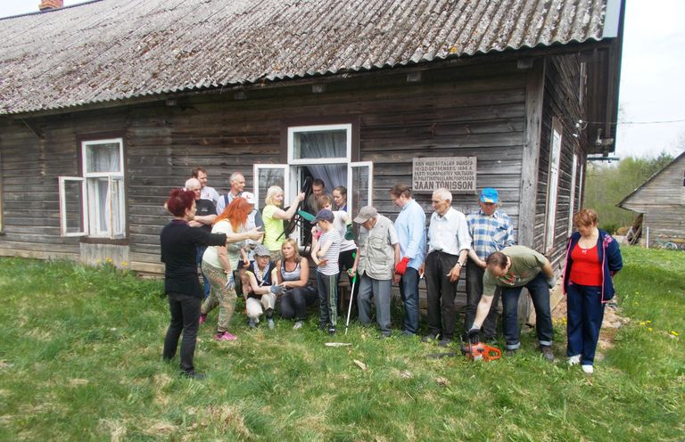 Viljandimaal Mursi talus Tõnissoni seltsi liikmed ja teised talgulised sel kevadel.