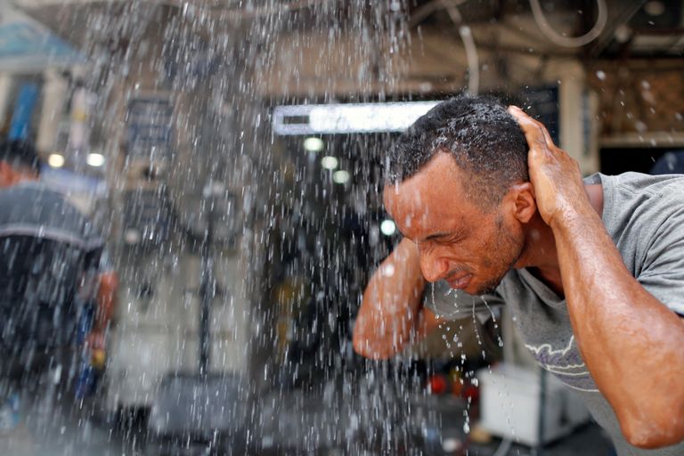 Iraaklane jahutamas end Bagdadis avaliku duši all