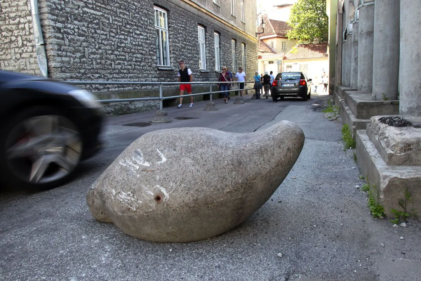 Väike-Karja tänava algusse paigaldatud kivituvid jäävad oma kohale, Aia ja Rataskaevu tänavalt on need nüüdseks kadunud.