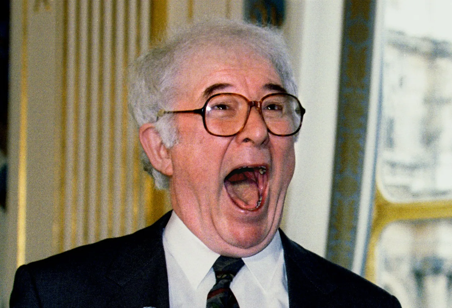 1996. aastal andis Prantsuse kultuuriminister Seamus Heanyle ordeni, mille kirjanik kogemata kohe pärast vastu võtmist maha pillas. Heany reageering oli naerune.